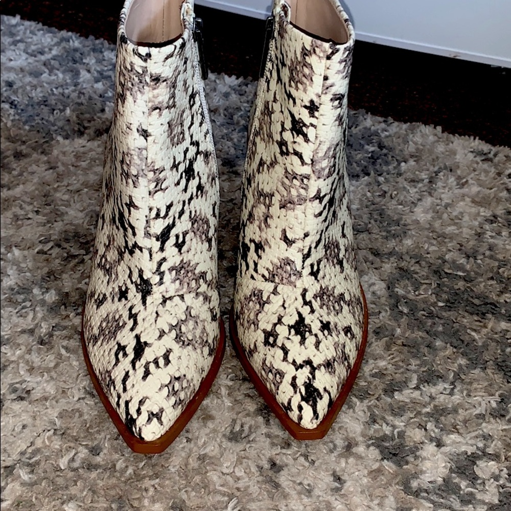 Snakeskin pattern boots - Picture 2 of 3